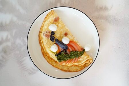 Омлет с сыром, томатами и базиликом 