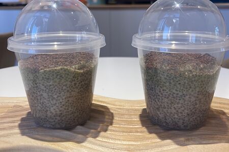 Шоколадный чиа-пудинг с матчей 