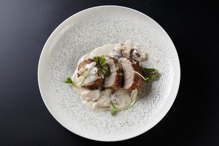 Свиная вырезка гриль с соусом из белых грибов