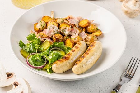 Колбаски мюнхенские с печёным картофелем, маринованным луком, обжаренным беконом и сладкой горчицей