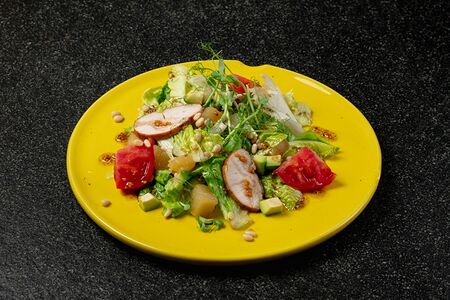 Салат с авокадо, копченой курочкой и карамелизированной грушей