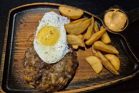 Бифштекс с яйцом