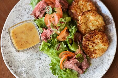Салат с драниками и ростбифом