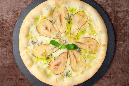 Пицца с грушей и Горгондзолой