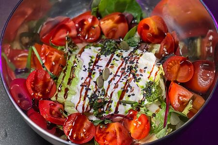 Салат со страчателлой и томатным миксом