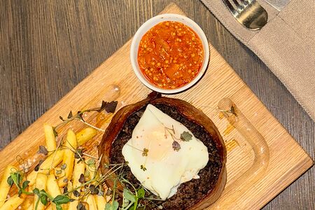 Бифштекс из говядины в беконе с картофелем фри и яйцом пашот