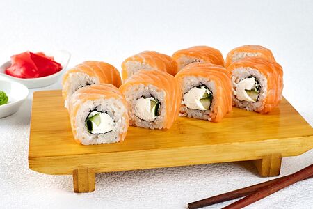 Ролл Филадельфия с зелёным луком