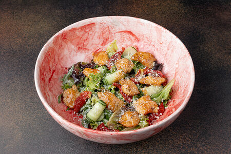 Микс салатов с куриной грудкой и соусом из черноморской хамсы