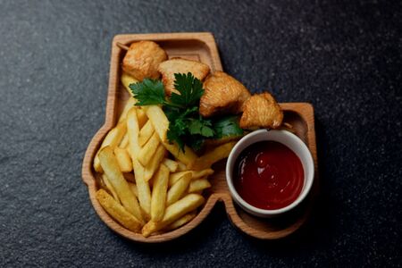 Шашлычок из курицы с картофелем фри и кетчупом