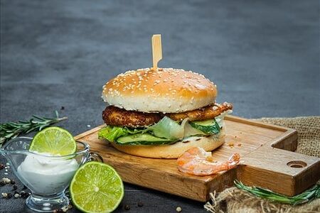 Бургер с креветкой