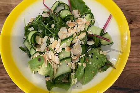 Зеленый салат лосось