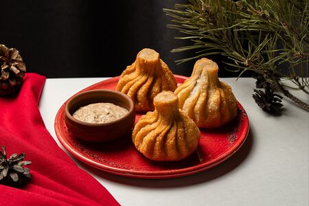 Хинкали с курочкой и соусом Чкмерули 