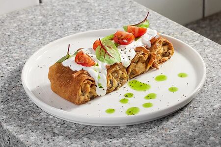 Блины с курицей и грибным соусом