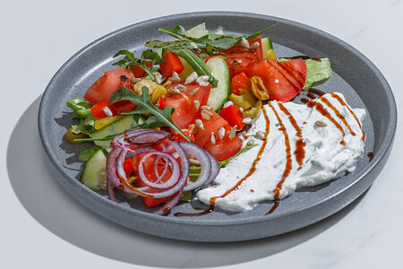 Овощной салат с кремом из феты