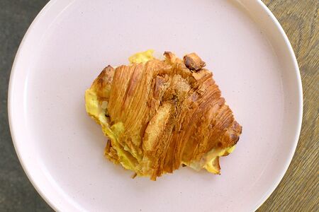 Плоский круассан с мортаделлой и с сыром 