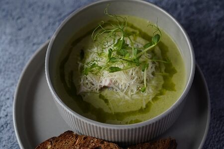 Крем-суп из зеленых овощей с цыпленком су-вид