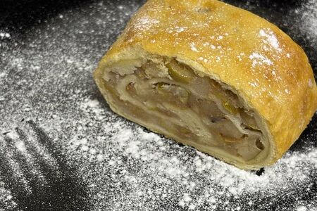 Штрудель с яблоком 