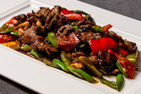 Обжаренная говядина с перцем и черными бобами