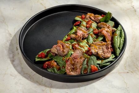 Салат с ростбифом, шпинатом и вялеными черри