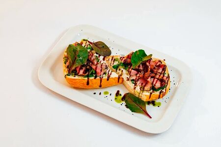 Брускетта с ростбифом 