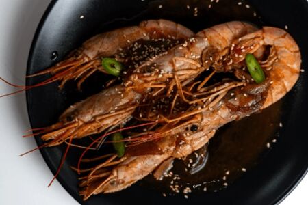 Лангустины по-азиатски с луком, имбирем и соевым соусом 