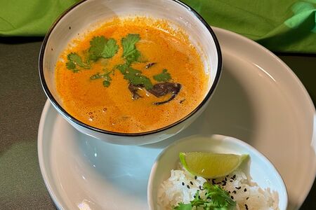 Суп Том ям с морепродуктами и паровым рисом