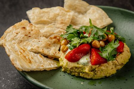 Хумус с печеным перцем и лепешкой роти