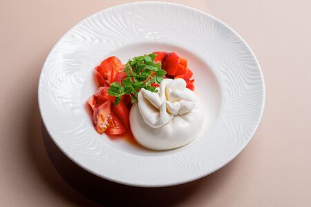 Буррата с овощами