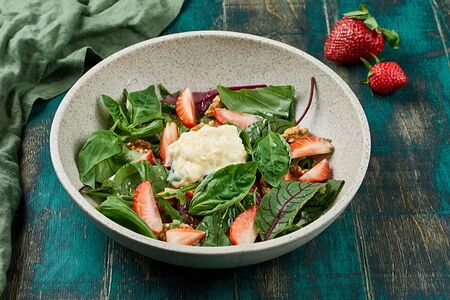 Салат с клубникой и страчателлой 