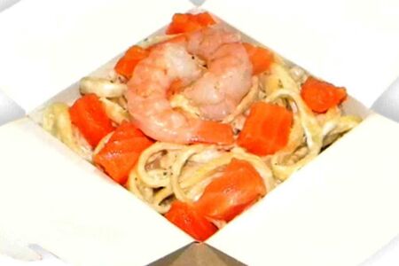 Паста с лососем и креветками в сливочном соусе