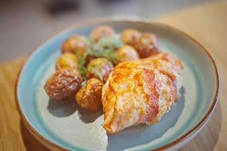 Куриная грудка в беконе с молодым картофелем