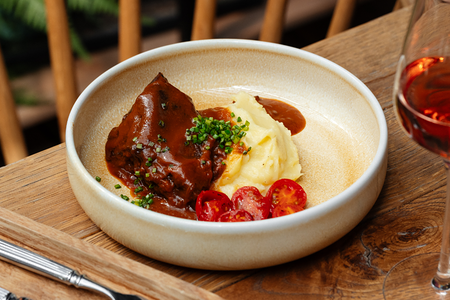Говяжьи щёчки с картофельным пюре