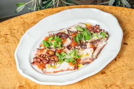 Карпаччо из осьминога с солеными лимонами 