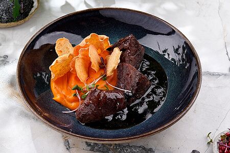 Говяжьи щечки с пюре из батата