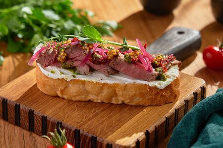 Брускетта с ростбифом 