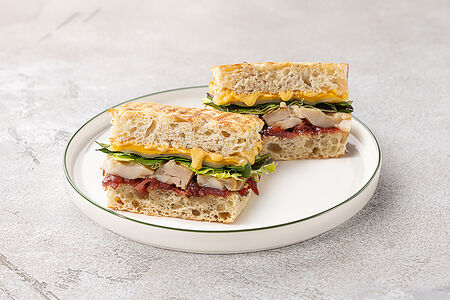 Сэндвич на бриоши с двумя сырами и цыпленком