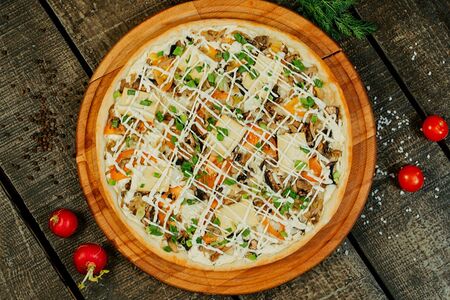 Пицца грибная с сыром тофу