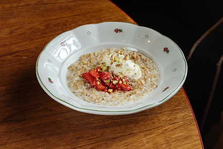 Цельнозерновая каша с клубничным компоте