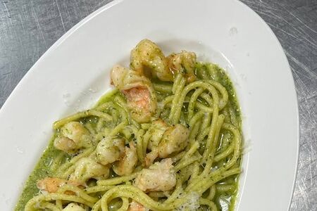 Спагетти с креветками и руколой