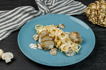 Паста в соусе Альфредо с курицей и грибами