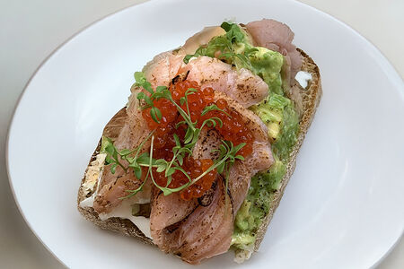 Бутерброд с авокадо и опаленным лососем