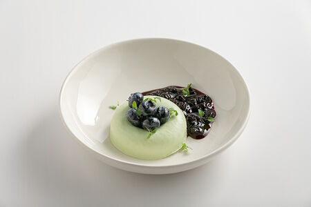 Фисташковая панна-котта со смородиновым соусом