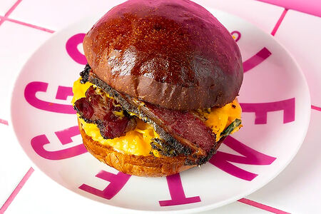 Утренняя булочка с пастрами