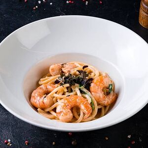Паста с креветками и шпинатом в устричном соусе 