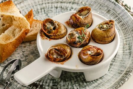 Улитки с сыром Дорблю и ароматным маслом 