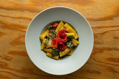 Ригатони с щавелем и форелью гравлакс