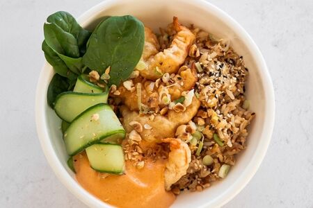 Боул с креветками и жареным рисом 