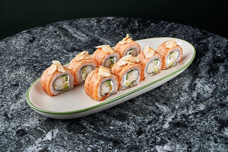 Опаленный лосось с миндалем и креветкой