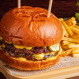 Чизбургер и картофель фри