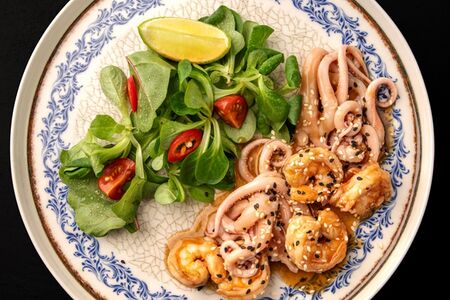 Морепродукты в соусе шрирача